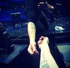 He told the sunday mirror newspaper: Shawn Mendes Updates A Twitter Shawn And A Fan Have Similar Tattoos So He Decided To Take A Picture Of Them Together So Awesome