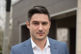 Параллельно посещал театральный кружок, затем попал в театральную студию «чудаки». Ukqeiaorri9xjm