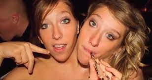 Abby and brittany hensel are conjoined twins. Siamese Twins Abby And Brittany Hensel Reveal The Secret That Will Tear Them Apart Ringsssss