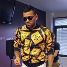 Qual o altura e o quanto pesa daniel alves? Daniel Alves Aparece Com Jaqueta Estampada Relembre Looks Do Lateral