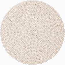 Zu kleine teppiche wirken oft verloren oder bleiben unbemerkt. Filzkugelteppich Weiss Und Rund Linea Von Myfelt