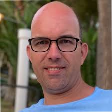 Say hi to Leon Corsten! Overdag puzzelt hij aan projecten, teams en  toekomst. 's Avonds aan oldtimers en schilderijen. 🎨 Onze nieuwe  projectmanager legt graag alle puzzelstukjes van jouw…