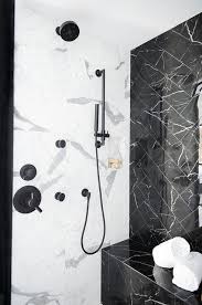 Unsere duschplatten (aus epoxidharz) gibt es in unterschiedlichen designs. Duschwandfliesen Aus Schwarzem Marmor Mit Fischgratmuster Erganzen Ein 2020 Banyo Duvar Karolari Banyo Mermeri Siyah Mermer