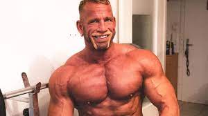 Andere pose aber doch ähnlich oder was sagt ihr ?. Vom Klomann Zum Bodybuilder Das Ist Webstar Hollywood Matze Promiflash De