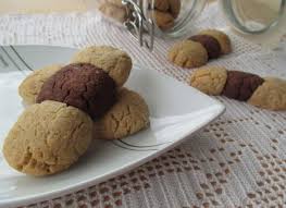 Nella ricetta dei biscotti integrali di farro e mandorle con confettura sono due gli ingredienti principali, il farro e le mandorle. Leggeri E Rustici Biscotti Con Farina Di Farro E Cacao Senza Burro Dal Dolce Al Salato Con Lucia