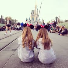 Cute Picture Idea To Take With Your Best Friend In Disney Cute Disney Pictures Friend Photoshoot Disney Photo Ideas