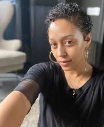 Tia Mowry better come through with the natural beauty. Sis debuted her big  chop. Get the deets here—->  https://hellobeautiful.com/3071804/tia-mowry-cuts-hair/