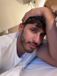 I know, but I see the world colourful 🖤 #elissa #tree #trees #bloombloom  #blackandwhite #black #pink #bright #motivation #motívate #trend #europ  #italy🇮🇹❤️ #italy #arab #travelphotography #photographer #edits #viedo  #birds #lugano #country ...