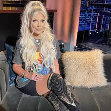 Her first major role was donna martin on beverly hills, 90210, beginning in 1990. Tori Spelling