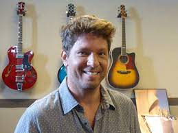 O personagem de mário frias será pai de joão (guilherme hamacek), um dos estudantes do galpão cultural onde se passará a história. Mario Frias Muda Visual Para Nova Etapa De Rene Em Malhacao Sonhos Portal Overtube