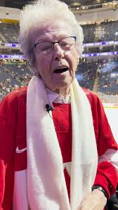 Vivez le match de la Victoire à Québec à travers les yeux de la grand-maman  de Marie-Philip Poulin // Experience the Victoire match in Quebec through  the eyes of Marie-Philip Poulin's grandmother.