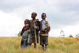 Zum beispiel wenden reiche nationen im allgemeinen großzügigere armutsstandards an als arme nationen. Kinder Burundi Flasche Wasser Armut Afrika Himmel Pikist