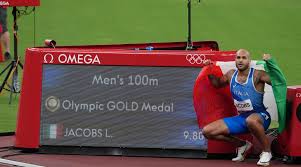 L'italien lamont marcell jacobs célèbre sa victoire lors de la finale du 100 m, le 1er août 2021, à l'italien lamont marcell jacobs a remporté, dimanche, le 100 m des jeux olympiques de tokyo. Dyeiquubie8xkm