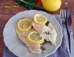 Massaggio il petto di pollo e lo rigiro per farlo insaporire bene e adesso aggiungo le fette di limone e del timo. Petto Di Pollo Marinato Al Limone La Cucina Di Marge