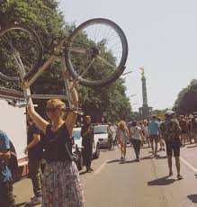 Als ich ende mai im tagespiegel einen artikel über das phänomen massenradeln unter dem titel critical mass erreicht straßen von berlin las. Critical Mass Berlin Ride Daily Celebrate Monthly