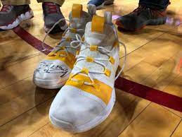 More tickets you buy the more of a chance to get the shoes. Mark Woodley On Twitter There S The Sign Jordan Bohannon Thanks Isu For The Memories And Leaves His Shoes On The Floor Looks Like He S Done For The Year Https T Co Tyxrdaqlkm