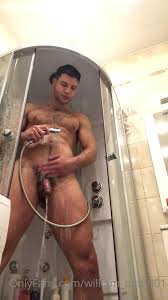 Sexy william in the shower - ThisVid.com