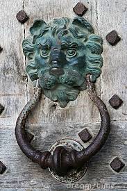 Old Door Knocker On Castle Door Antika Kapilar Antika Kapi Kollari