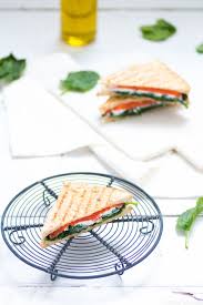 Sandwiches Triangles Aux Epinards Saumon Et Fromage De Chevre Frais Wrap Sandwiches Savoury Food Burgers Sandwiches