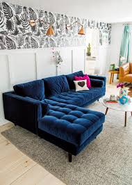 Blue velvet sofa, baskets, metal coffee table and a woven rug. 25 Stunning Living Rooms With Blue Velvet Sofas