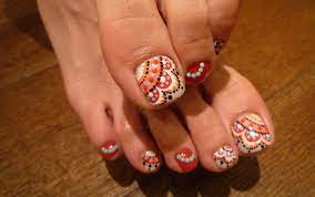 Para lograr unos pies lindos que estén en la tendencia de la decoración debemos conocer cuáles son las uñas con piedras 2018 es otra de las tendencias de moda para la nueva temporada al respecto de la decoración de las uñas, y cuando. Decoracion De Unas Con Piedras Para Pies Unas Decoradas