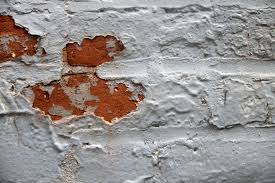 Masalah yang paling serius penyebab cat dinding mengelupas adalah kualitas dinding yang kurang bagus, bisa di sebabkan karena proses pengeringan yang belum cukup umur memungkinkan dinding masih mengandung garam alkali yang tinggi, maka hal ini memang cukup menyulitkan. 3 Tips Mudah Mengatasi Dinding Terkelupas