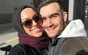 9 lagi gambar romantika di zurich pasangan pengantin baru ini dengan membaca entri ini sepenuhnya. Suami Istri Pasang Foto Mesra Di Medsos Bagaimana Islampos