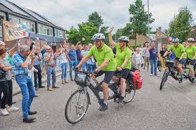 Ancak appiah'ın 4 yaş daha genç bir oyuncu olduğu ve van bommel'in barcelona'ya bosman kuralları sayesinde bedavaya imza attığını düşünürsek bunun çok da anormal olmadığını görmemiz. Ongeneeslijk Zieke Mark 53 Met Gezin Op Tandems Naar Parijs Voor Kankerbestrijding Dit Is Moment Om Te Gaan Foto Gelderlander Nl