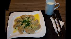 Schlipfkrapfen aus osttirol werden mit gekochten kartoffeln und frischen kräutern gefüllt und mit einer herzhaften portion würzigem käse bestreut serviert. Osttiroler Schlipfkrapfen Rezept Youtube