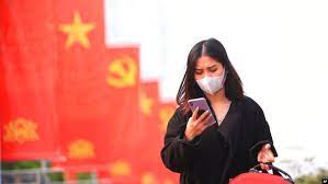越南檢測到一種新冠病毒變種，似乎是印度和英國變種的混合，可以通過空氣迅速傳播。 越南衛生部長阮清龍（nguyen thanh long）周六（5月29日）稱，最新的突變「非常危險」。 病毒一直在變異，大多數變異是無關緊要的，但有的變異會讓病毒更具傳染性。 自2020年1月首次發現. Lgtnfy 4qk636m