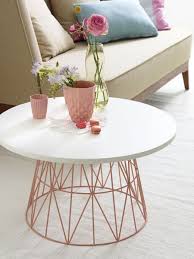 Une Table Basse Design Realisee A Partir D Un Panier Metal Ferm Living Et D Un Plateau I Diy Coffee Table From Wire Baske Diy Side Table Decor Trending Decor
