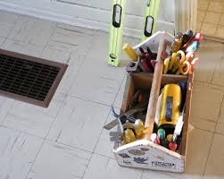 Pvc ist schnell und einfach verlegt und überzeugt zudem durch eine hygienische und strapazierfähige oberfläche. Pvc Boden Richtig Verlegen Anleitung Und Tipps Jobruf