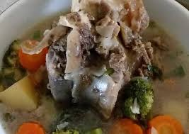 Sup tulang ni di datangkan dengan hidangan merah pekat. Resep Sop Tulang Sumsum Lezat Resep Enyak