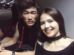 Bạn gái của đình tú lớn hơn anh 3 tuổi, từng kết hôn và hiện đang làm mẹ đơn thân. Ä'inh Tu Bá»‹ Báº¡n Gai HÆ¡n Tuá»•i Che Khi Ä'ong Cáº£nh Nong Ngoi Sao