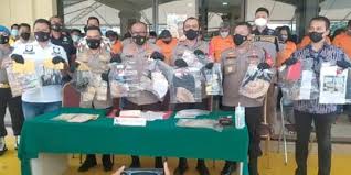 Secara umum berpotensi mengalihkan volume ekspor impor dari pelabuhan tanjung. Wakil Ketua Komisi Iii Sebut Pungli Di Pelabuhan Tanjung Priok Jadi Persoalan Utama Merdeka Com