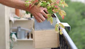 Découvrez les 9 choses à savoir avant d'installer une jardinière. Les 4 Conseils De Monsieur Marguerite Pour Fixer Comme Un Chef Sa Jardiniere 100 Francaise A Son Balcon