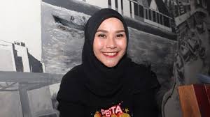 Bahkan zaskia tak ragu menyebut. Zaskia Adya Mecca Vs Shireen Sungkar Artis Muda Dengan Banyak Anak Kumparan Com