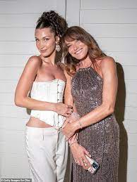 Carla, 50, joked on monday that they. Bella Hadid Prasentiert Sich Vollbusig In Einem Cremefarbenen Korsett Als Sie Sich Mit Carla Bruni Trifft Aktuelle Boulevard Nachrichten Und Fotogalerien Zu Stars Sternchen