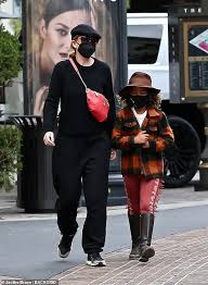Ellen pompeo, chandra wilson, james pickens jr., bones. Ellen Pompeo Macht Beim Einkaufen In La Mit Ihren Drei Kindern Eine Stilvolle Figur Aktuelle Boulevard Nachrichten Und Fotogalerien Zu Stars Sternchen