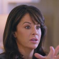 Connie a eu une augmentation mammaire il y a 40 ans. Elle doit les faire  retirer d’urgence car ils sont rupturés.Elle souhaite remplacer ses  prothèses pour des nouveaux et surtout, des plus gros! , 📺 ...