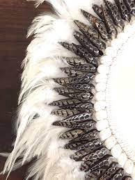 Juju Hat Miroir En Plumes Blanches On Adore Ses Jolies Finitions En Coquillages Coquillage Plume Blanche Blanc