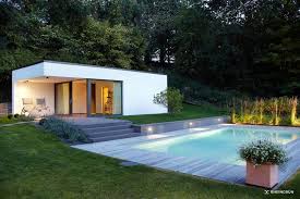 Moderne Gartengestaltung Mit Grossem Pool Und Extra Poolhaus Poolhaus Modernes Poolhaus Kleine Hinterhof Pools
