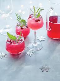 Punch De Noel Aux Canneberges Ricardo Recipe In 2020 Holiday Punch Christmas Punch Cranberry