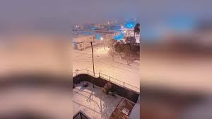 Enquanto isso, no rio grande do sul, cidades como caxias do sul e gramado registraram a mesma tendência, com neve mais fraca caindo nas cidades. 3cjrrq Qxevmym