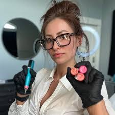 Gina Snow's Instagram, Twitter & Facebook