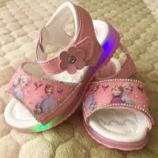 Meisjes Elsa Roze Sandalen 2017 Nieuwe Cartoon Sneeuw Koningin Anna Schoenen Met Led Licht Ademende Zomer Kinderen Prin Pink Sandals Childrens Shoes Kids Shoes
