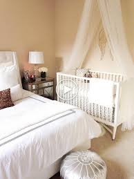 Chambre D 39 Enfants Dans La Chambre Principale Chambre Avec Bebe Dans Le Style Small Guest Rooms Small Master Bedroom Shared Baby Rooms