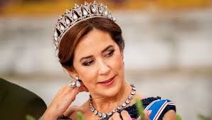 Dronning Mary har hævet tøjforbruget