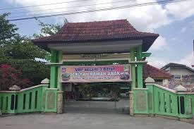 Check spelling or type a new query. Di Balik Cerita Guru Mengajar Pakai Helm Di Kelas 16 Tahun Gedung Sekolah Belum Pernah Direnovasi Halaman All Kompas Com