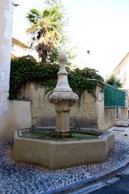 Fontaine De L Hopital Pernes Les Fontaines Fontaine De Jardin Idees De Fontaine Fontaine Cascade